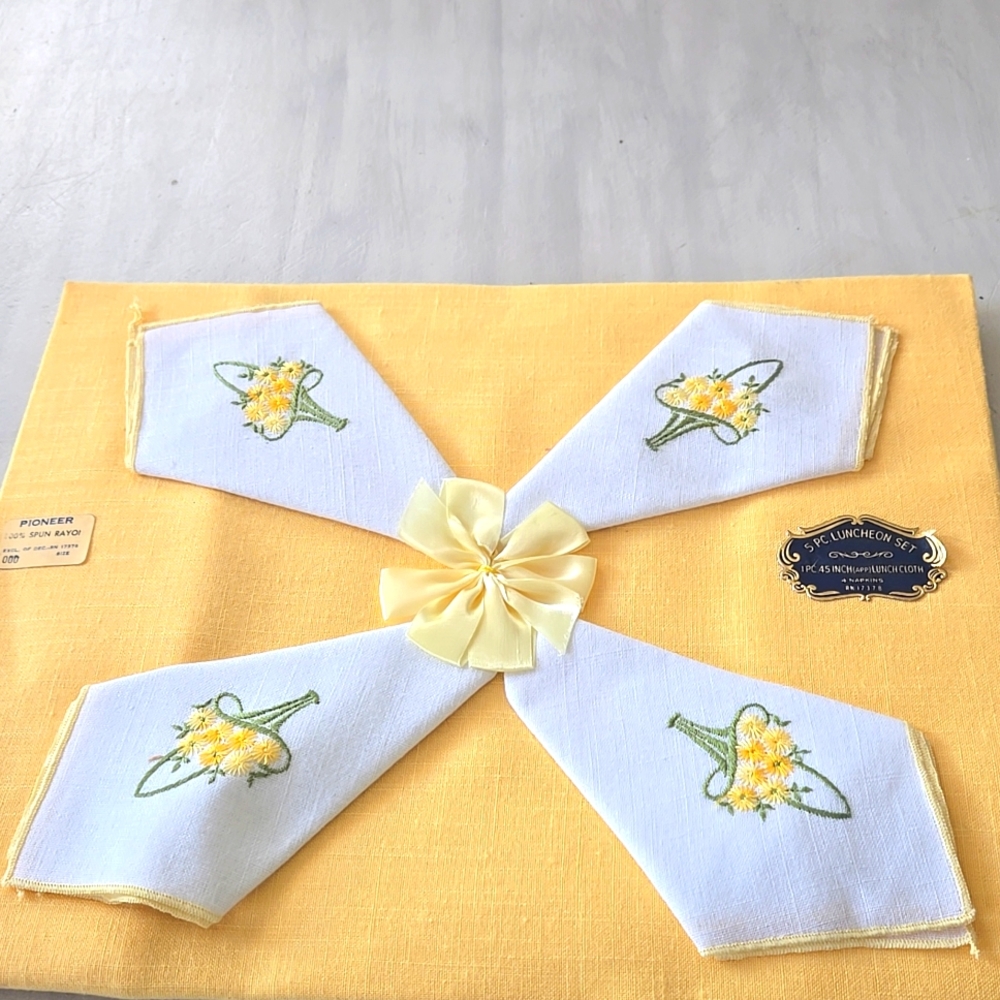 NEW OLD STOCK VINTAGE 45" TABLE CLOTH WITH 4 NAPKINS GRANNY CORE